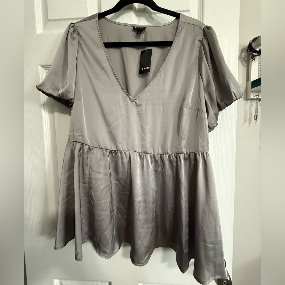 Torrid Silver Blouse with Cinched Sleeves NWT Size 1
